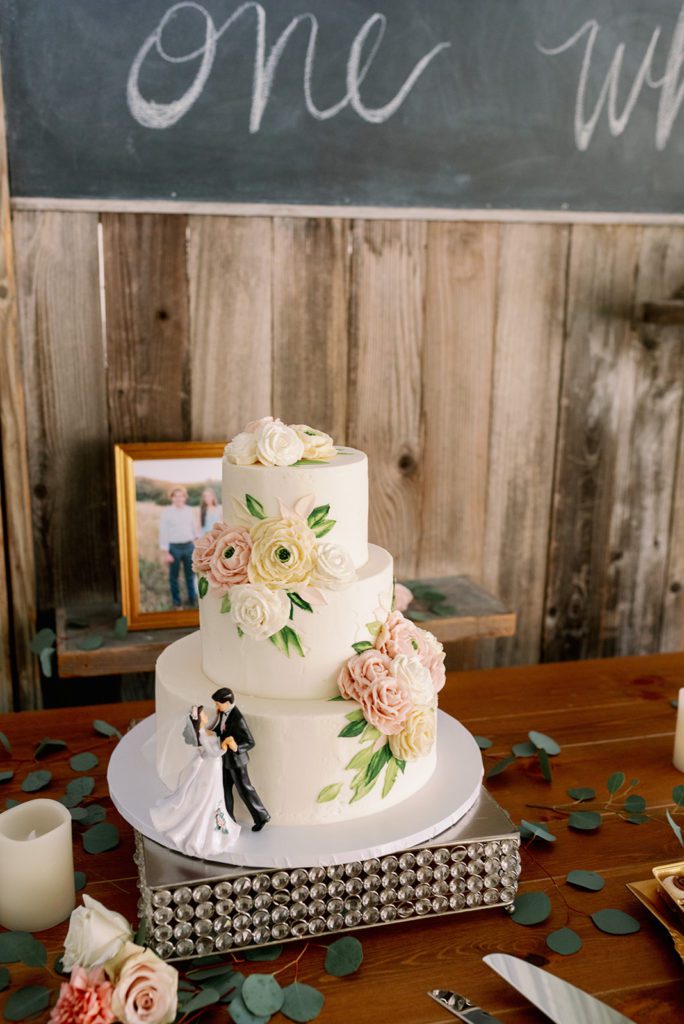 Twin Oaks Gardens Wedding Reception Details and Wedding Cake with pink flower 